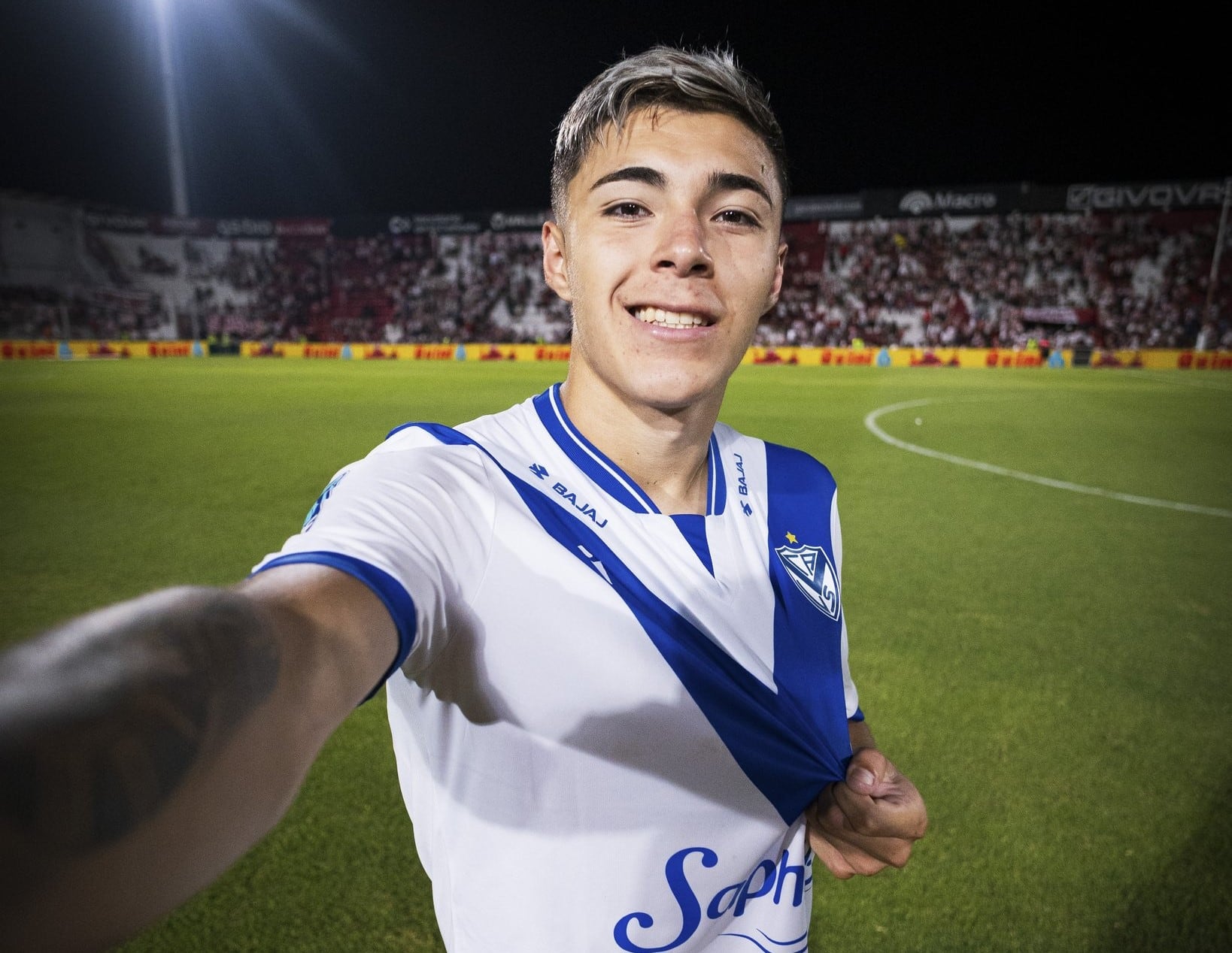 Tobías Andrada, luego de festejar su primer gol en Primera: ante Instituto, en Córdoba