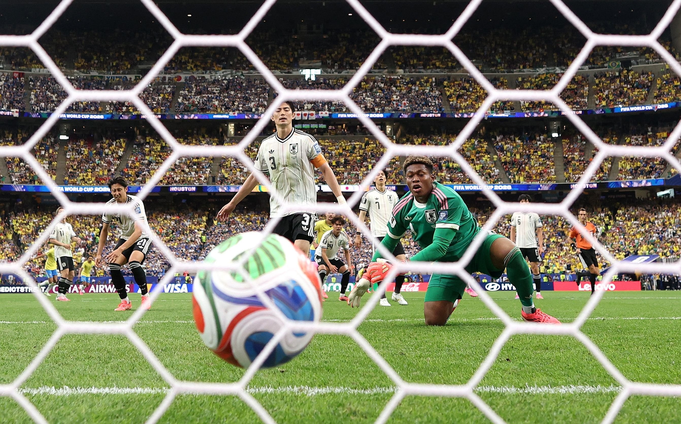 El arquero Suzuki se resigna; Gabriel Martinelli ya definió y anotó el 2-1 definitivo (Photo by Lars Baron / GETTY IMAGES NORTH AMERICA / Getty Images via AFP)