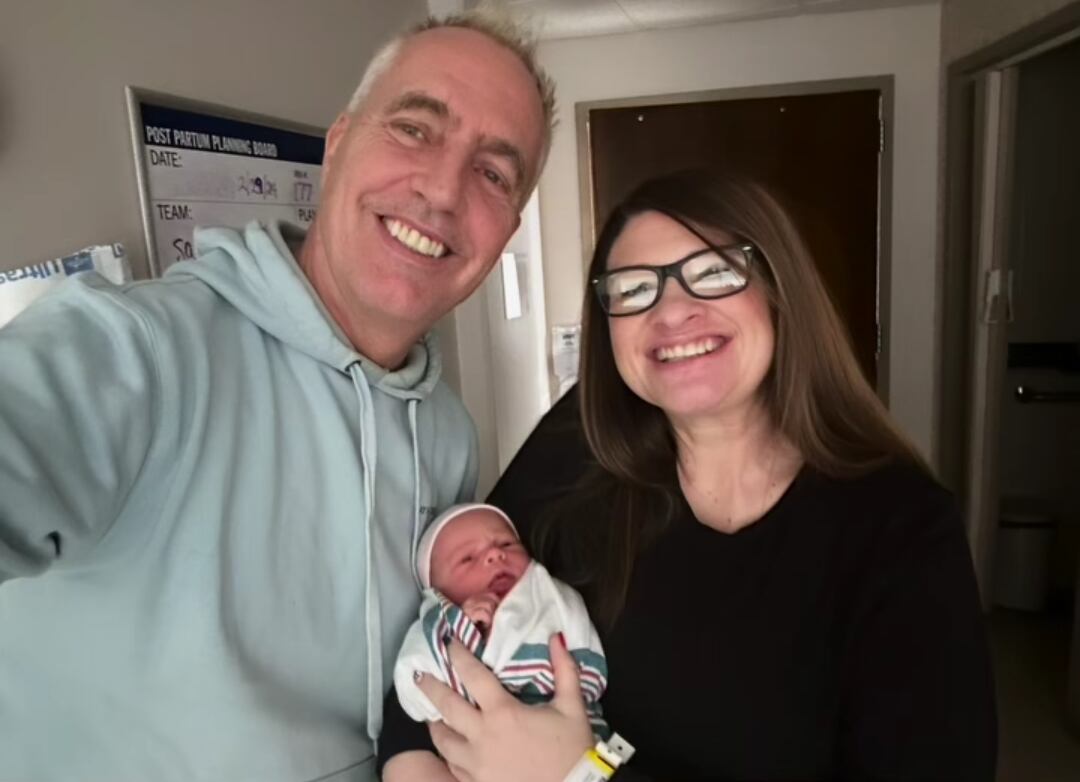 Marley junto a Milenka y Kasandra, la madre subrogante de la bebé