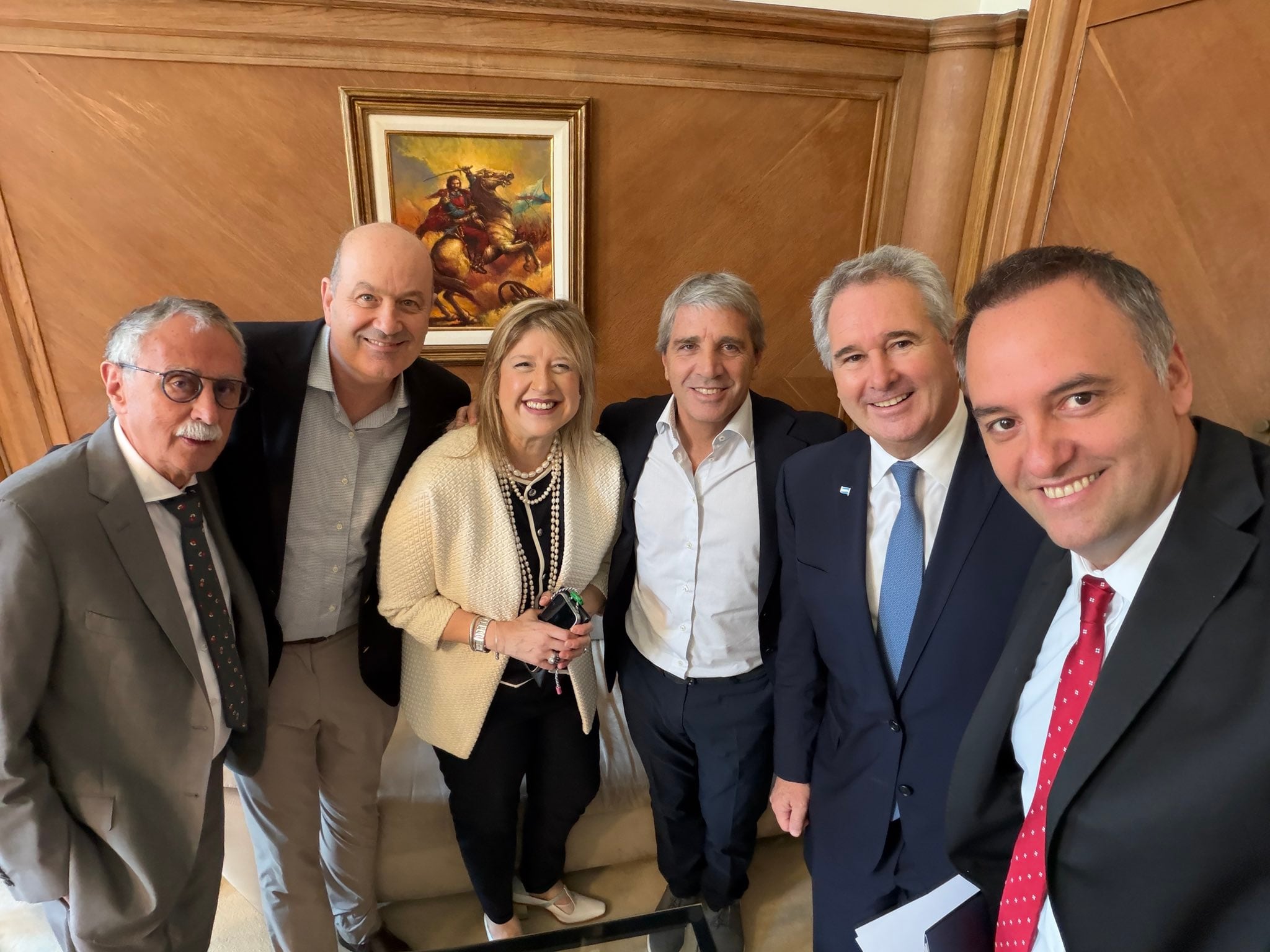 Adorni Responde a Críticas Sobre Viajes y Patrimonio en Conferencia Tensa