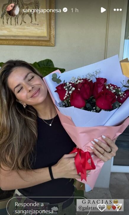 La China Suárez junto al ramo de flores que recibió de regalo