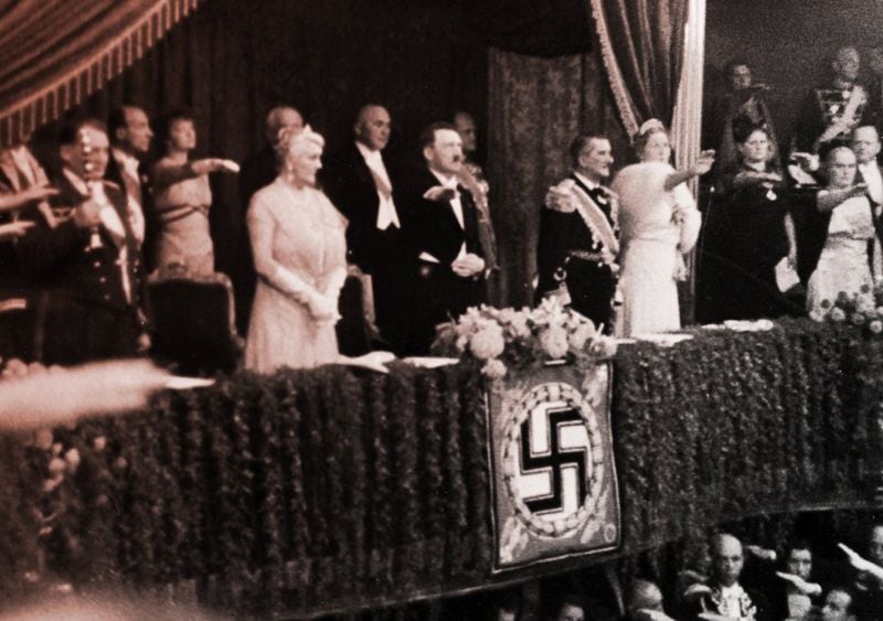 El almirante von Horthy, el regente húngaro, y su esposa en la Ópera de Berlín en una función de