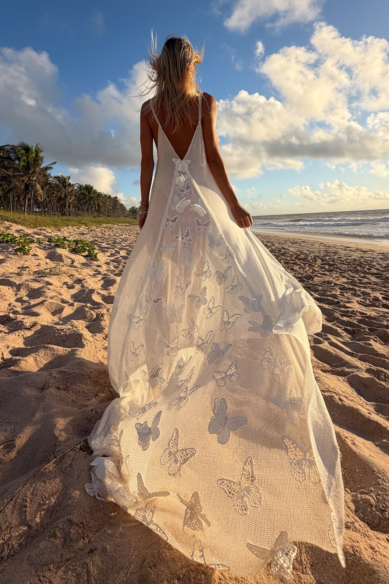 Detalle del vaporoso traje de inspiración nupcial