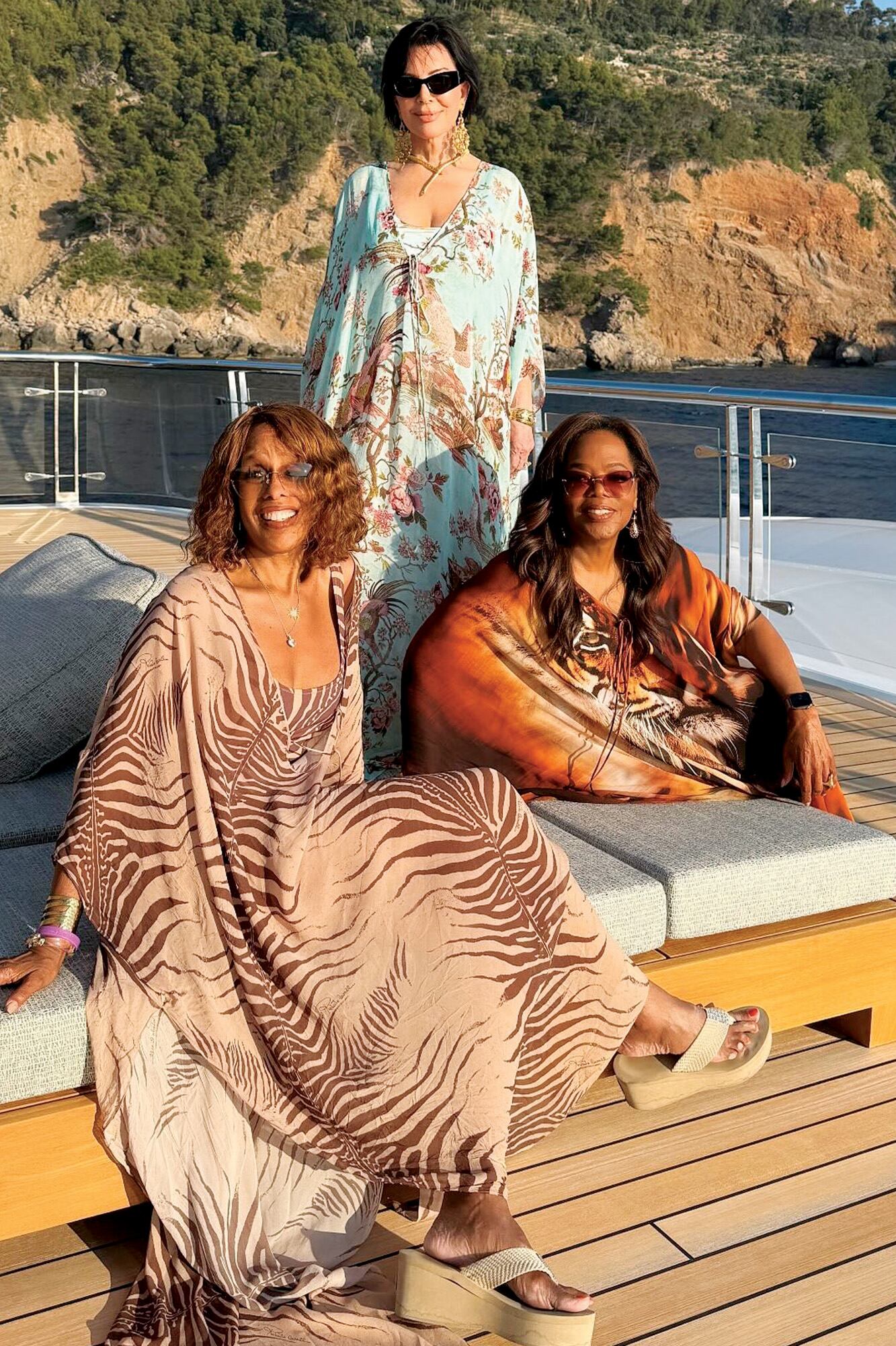 Kris Jenner (de pie) junto a las estrellas de la televisión estadounidense Gayle King y Oprah Winfrey. Las tres, con túnicas de Skims (la marca de Kim Kardashian), de una línea en colaboración con Valentino.