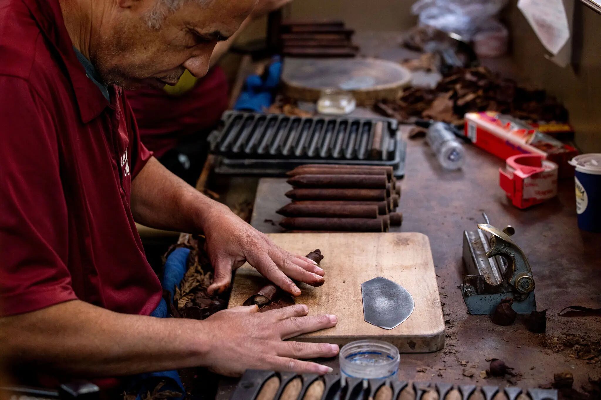 En La Casa Grande, torcedores de puros hispanohablantes realizan su oficio en público