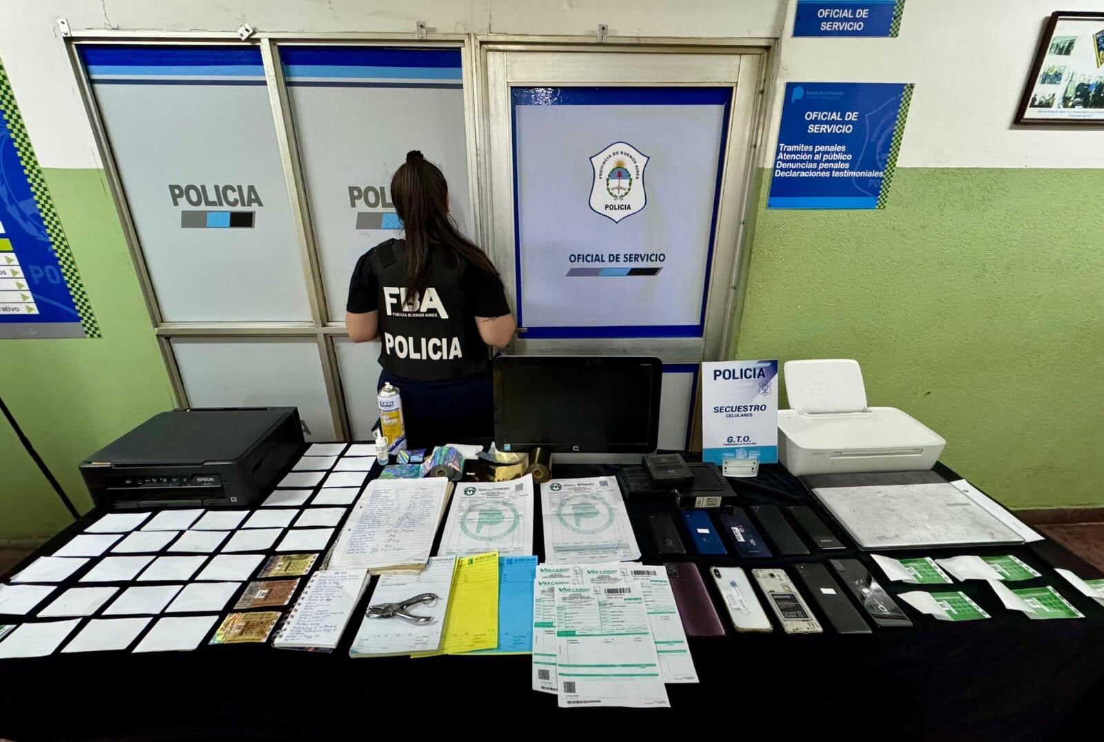 Allanan cinco domicilios y desmantelan red de falsificación de obleas de VTV en La Plata.