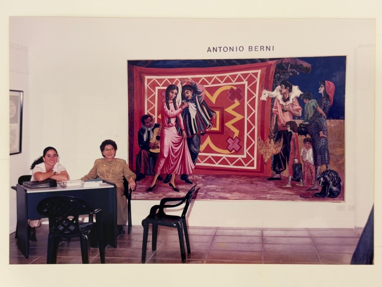 Ruth Benzacar y su hija Orly en arteba 1997, con obra de Antonio Berni