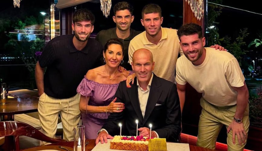 Luca Zidane al costado de su padre, junto a sus hermanos y madre