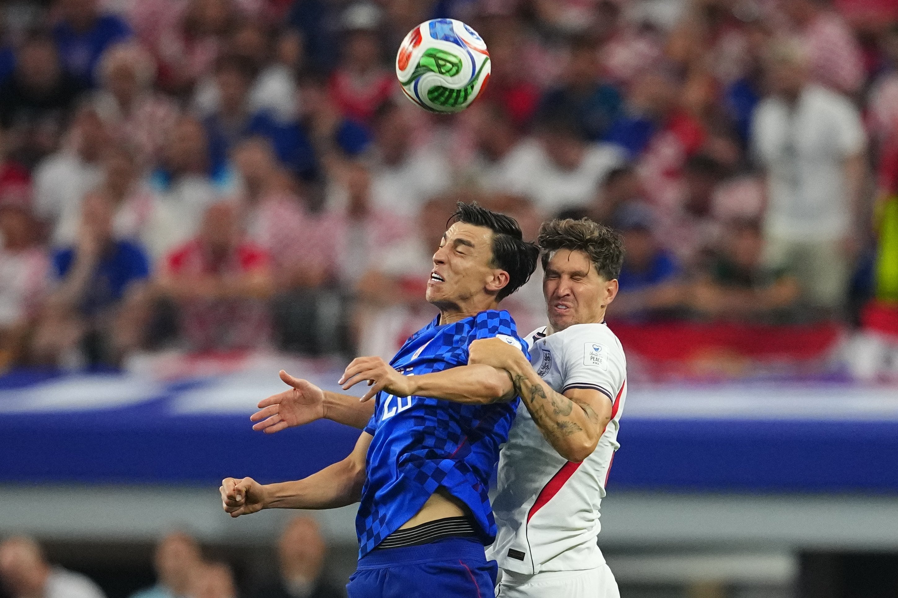 John Stones cabecea contra Petar Musa