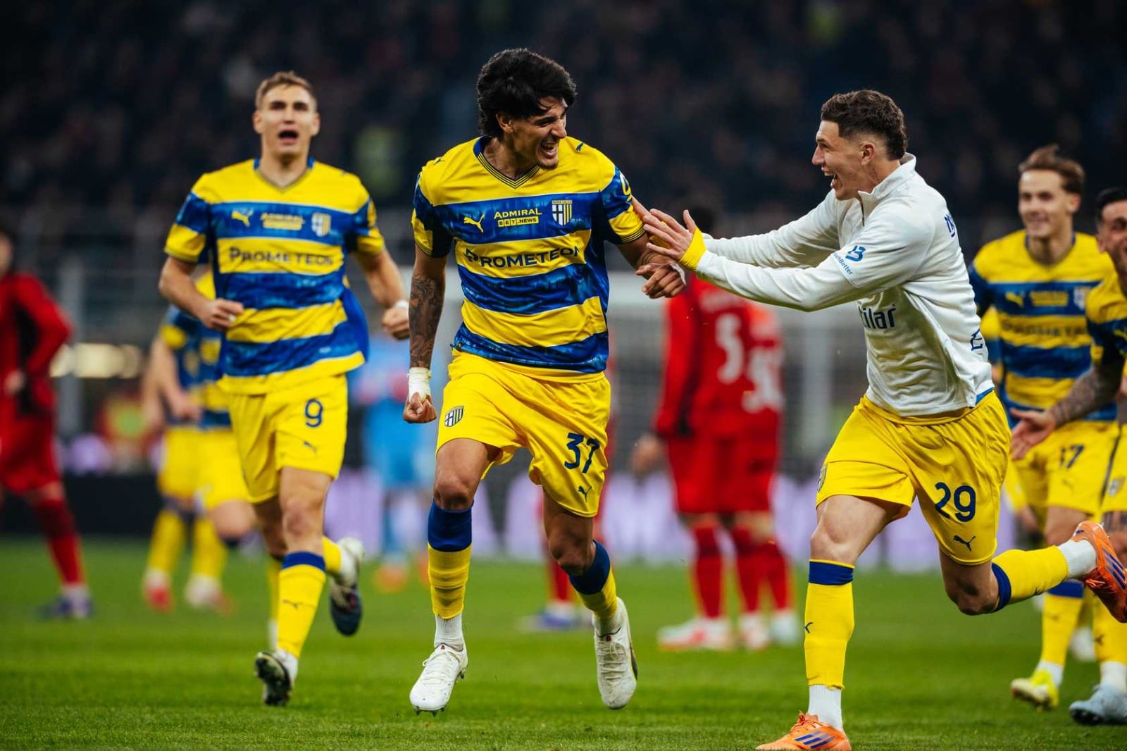 El festejo de Mariano Troilo junto con Franco Carboni tras marcar el gol de la victoria ante Milán en San Siro de cabeza (Mateo Pellegrino atrás) el pasado 22 de febrero