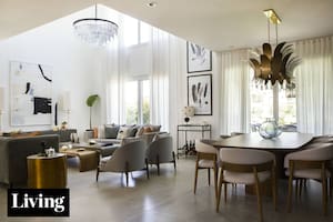 Pasaron del minimalismo blanco a una casa repleta de textura que les cambió la vida