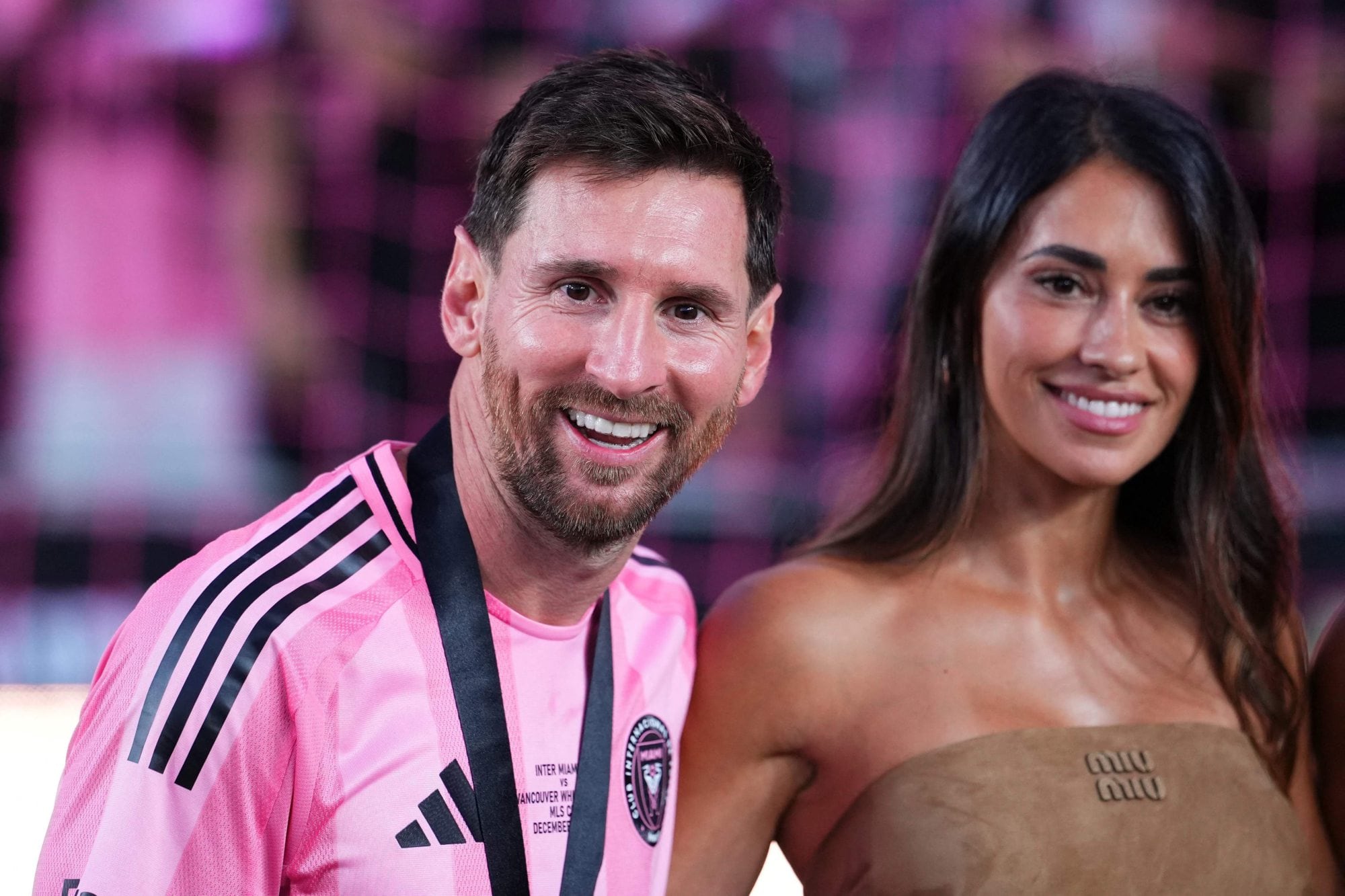 Leo celebra con su mujer, Antonella Rocuzzo, el título de campeón de la Major League Soccer, la competencia que le faltaba a su palmarés.