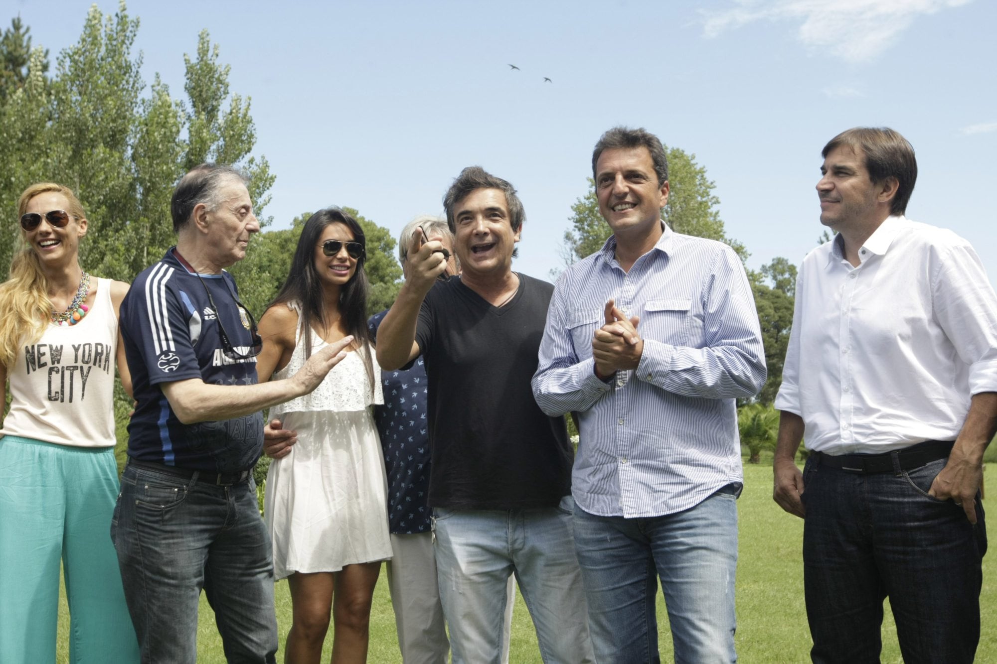 Asado de Sergio Massa y Javier Faroni para artistas en la Estancia el Jaguel
Km 391 de la ruta 2. 7 de Febrero de 2015.
Foto: Mauro V. Rizzi