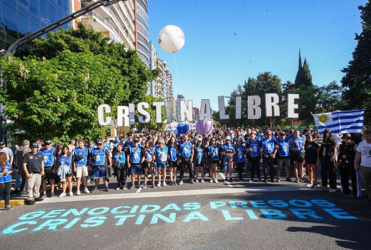 La columna de La Cámpora lleva como una consigna principal el pedido de libertad de Cristina Kirchner
