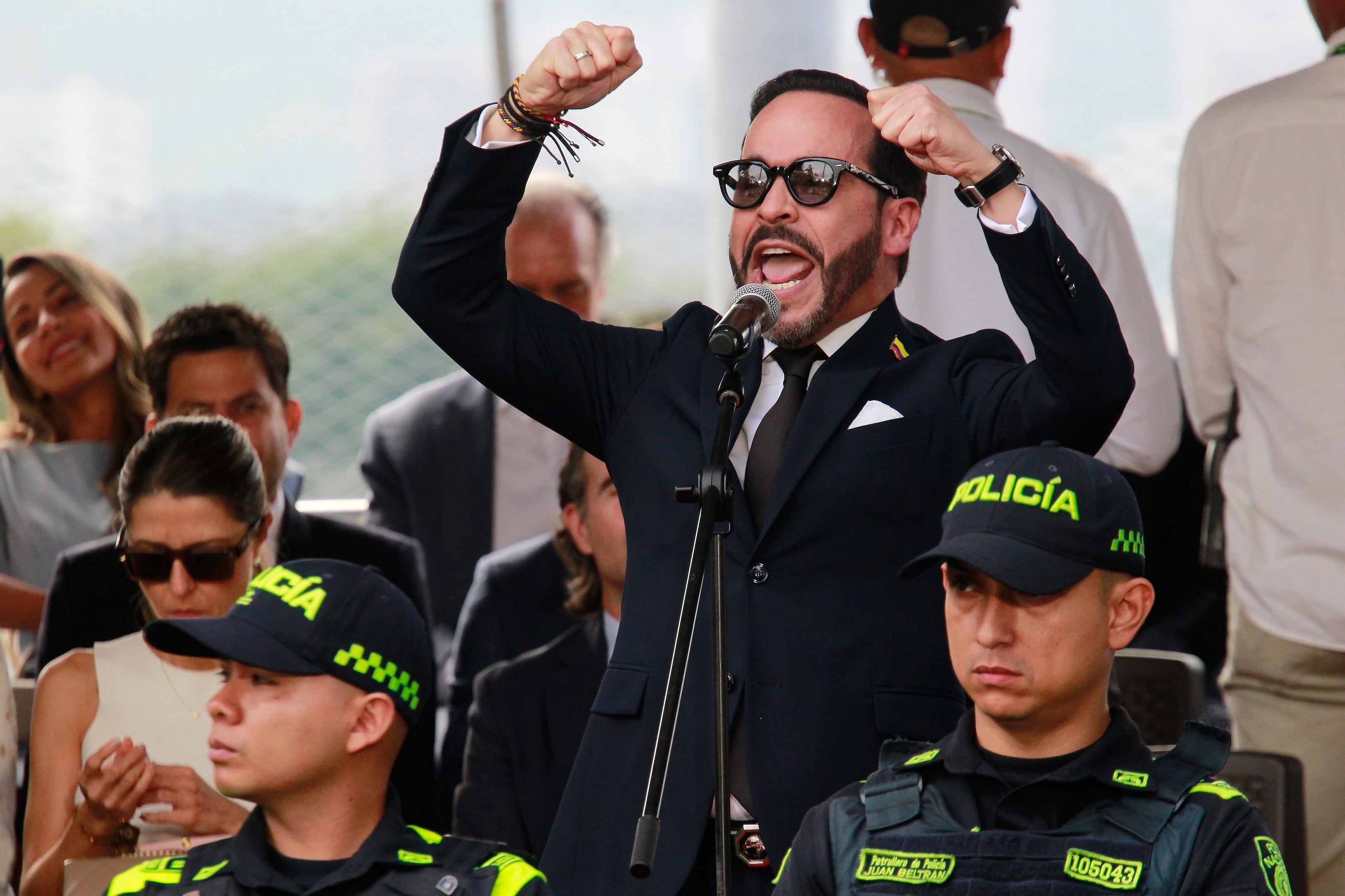 De la Espriella asume la presidencia de una Colombia hundida en la tensión política y el acecho de la violencia