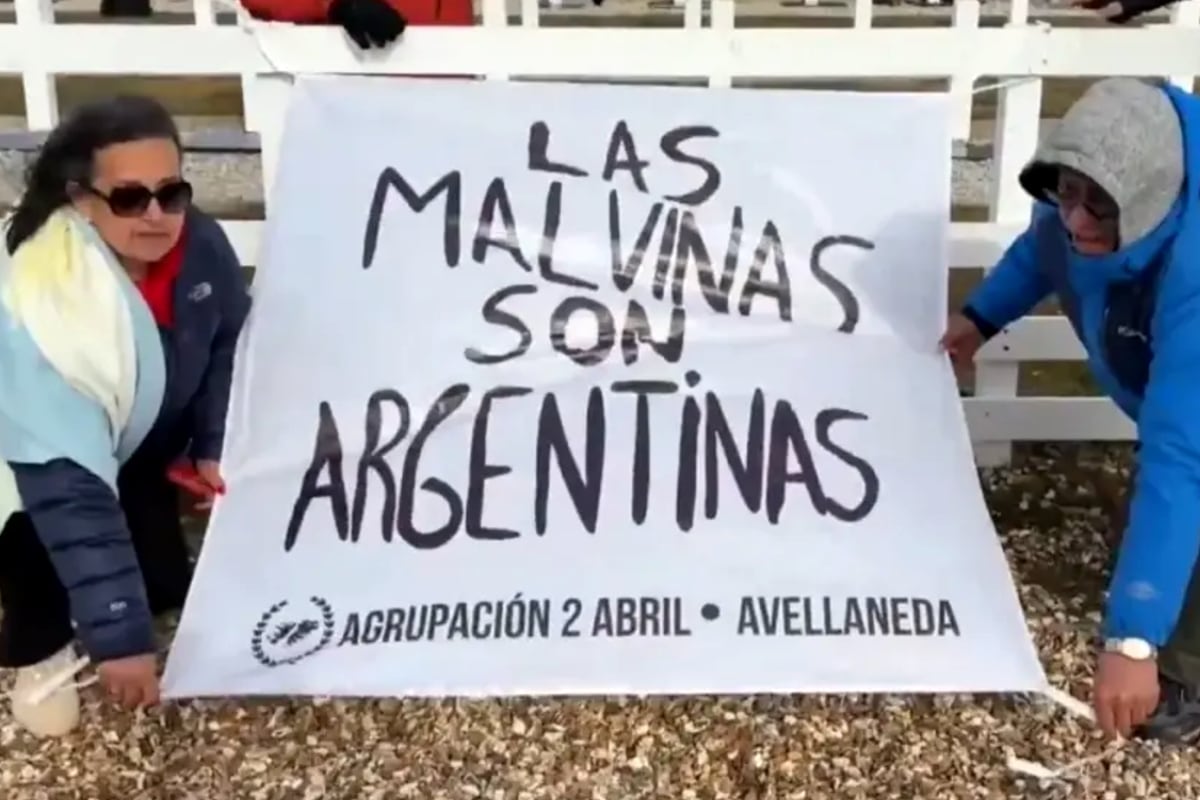Uno de los momentos más significativos del viaje tuvo lugar en el cementerio de Darwin, donde la agrupación desplegó una bandera con la leyenda “Las Malvinas son argentinas”