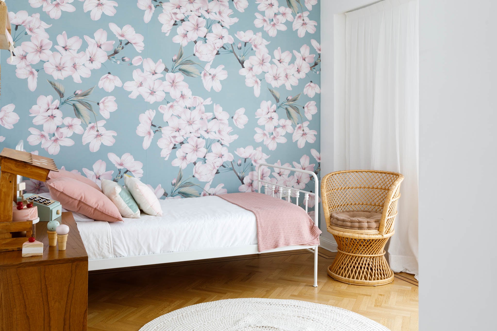 En éste cuarto con estilo retro, el papel con diseno de flores grandes (Tienda Caracol) es el foco de atención. Almohadones (Cas a Cas). Sillón (Brugues Mosconi).