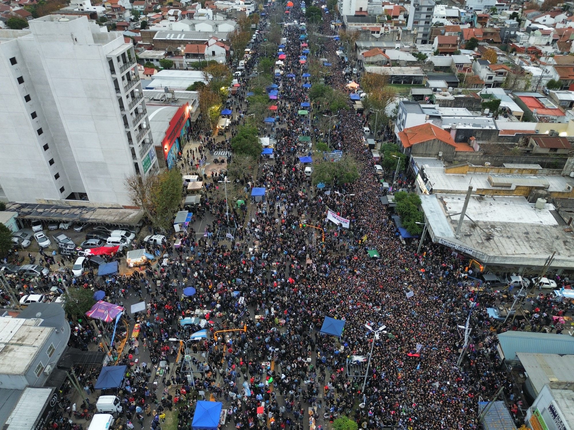 Un millón de personas se acercaron a despedir al Indio Solari en su velorio en el Polideportivo Gatica en la localidad de Villa Domínico