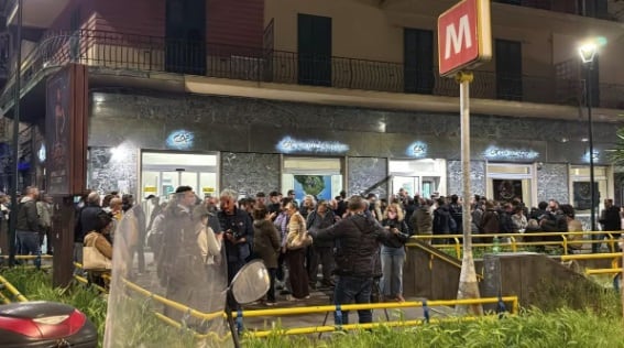 Espectacular robo en un banco de Nápoles: tomaron rehenes durante dos horas y huyeron por las alcantarillas
