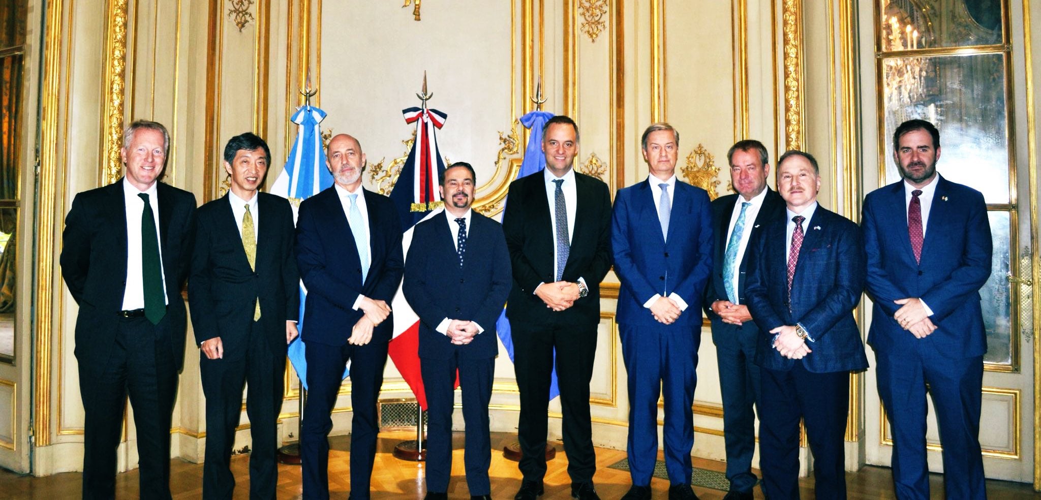 El jefe de gabinete Manuel Adorni junto a los embajadores del G7