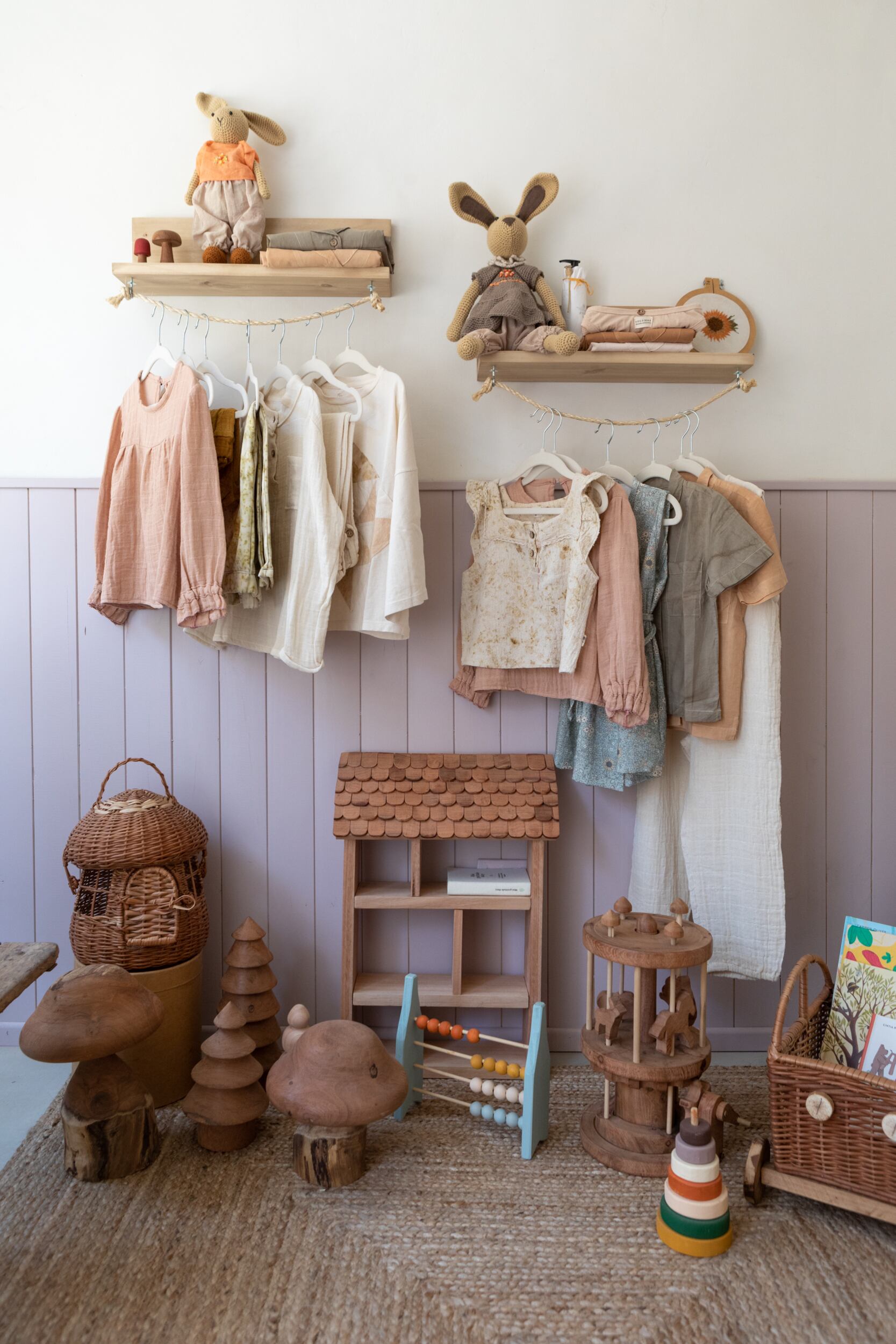 Juguetes de madera, de cestería o tejidos y ropa con textiles orgánicos.