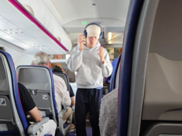 Colapinto fue visto en un vuelo de línea camino a su próxima carrera.