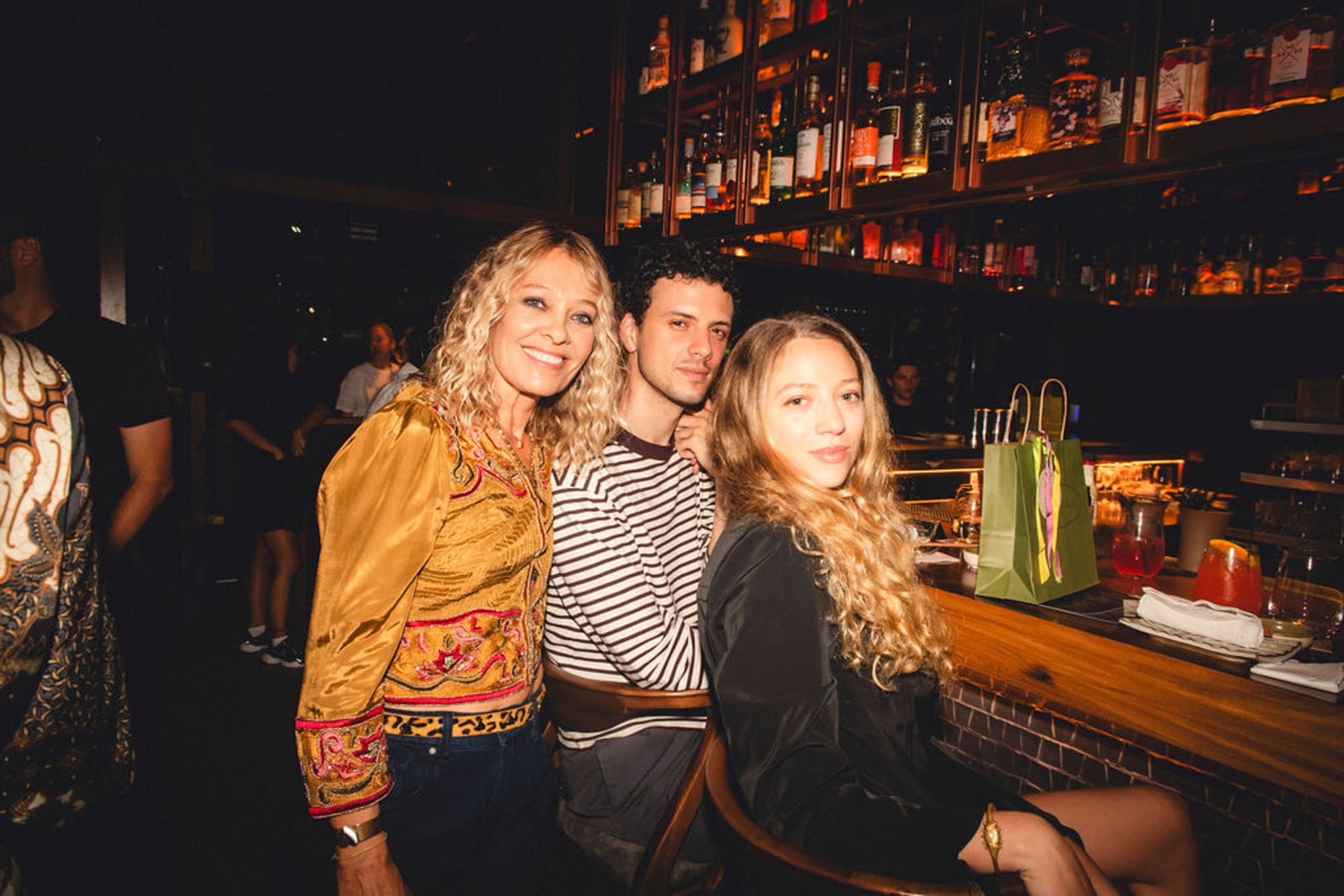 Sol Acuña, el músico y productor, Juan Saieg, y Clara Fiorito