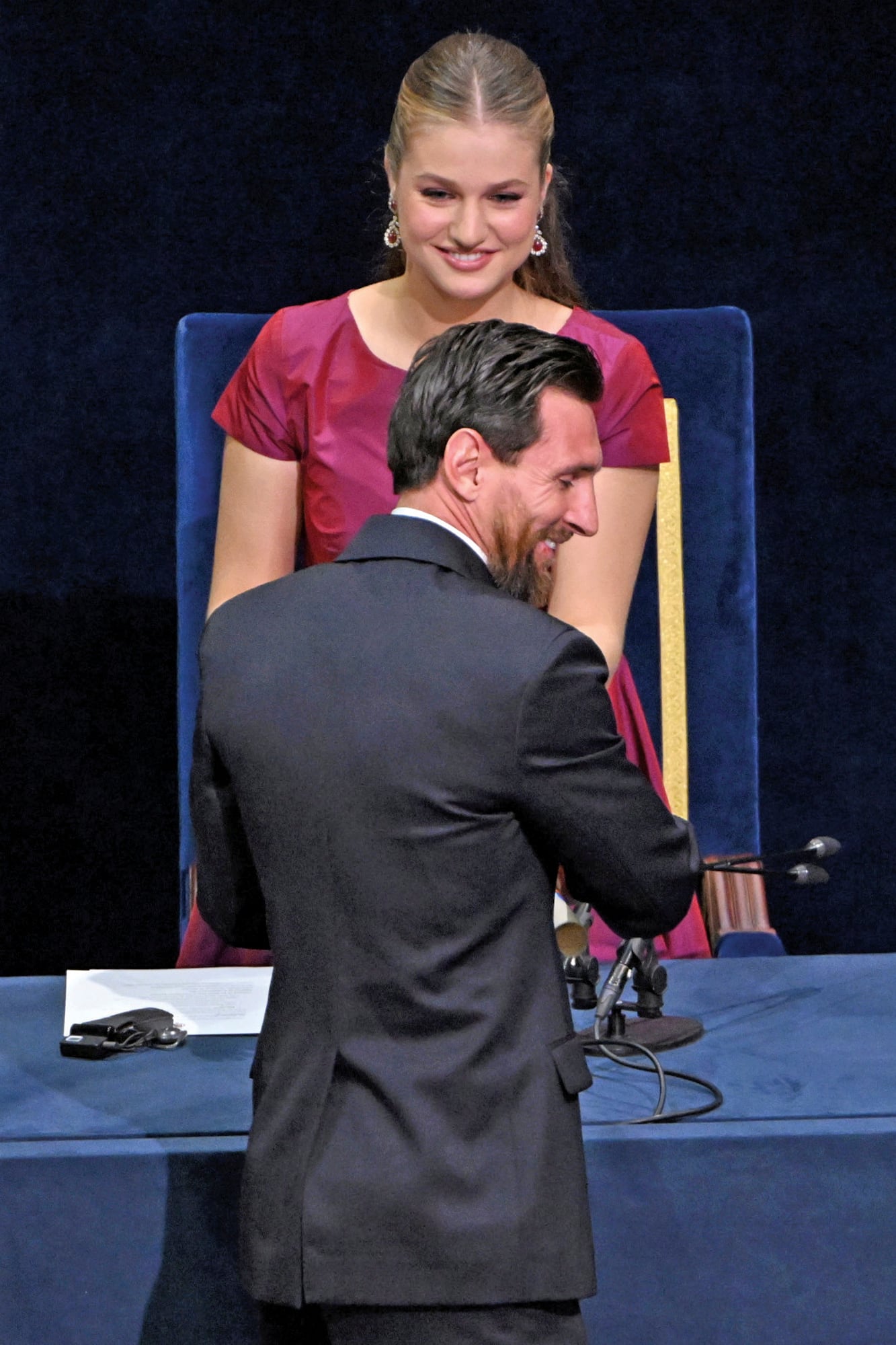 Muy sonriente, la princesa de Asturias le otorga a Leo Messi su diploma