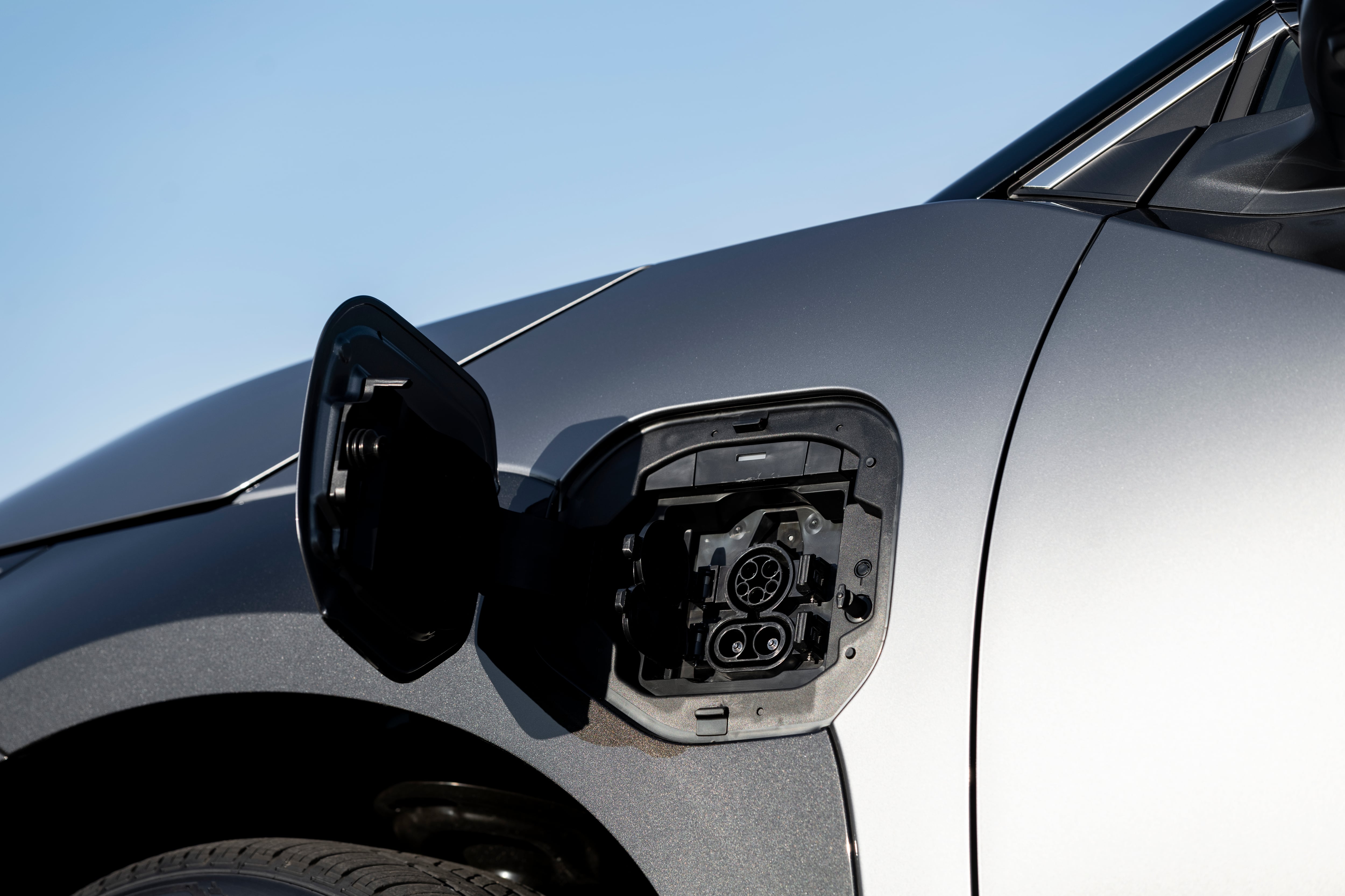 En la transición hacia el auto eléctrico, varias marcas buscan conservar sensaciones propias de los vehículos con motor a combustión