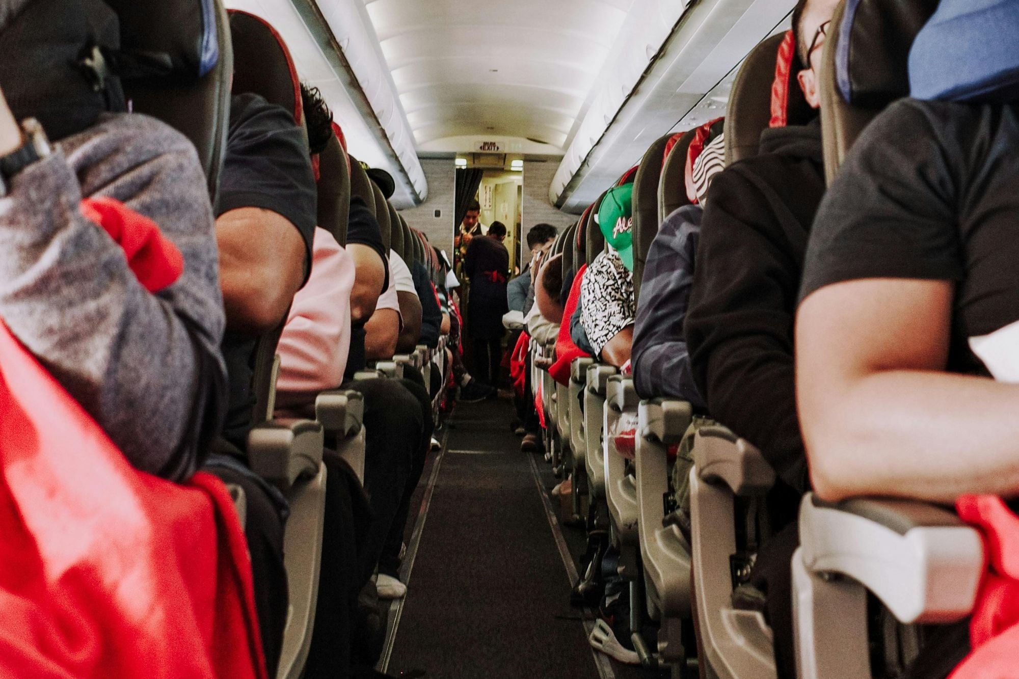 Con qué ropa recomiendan viajar en los aviones para evitar problemas de circulación