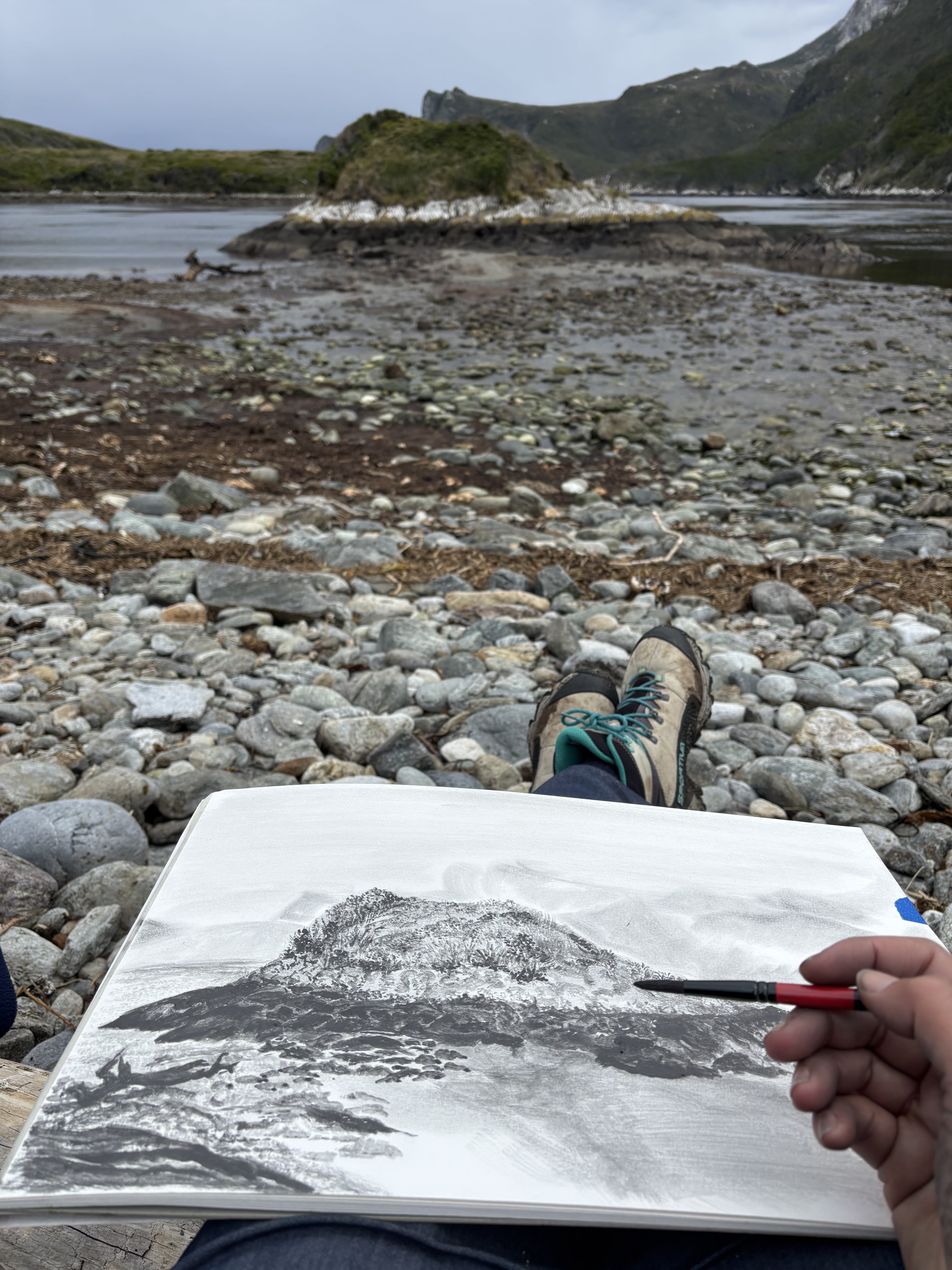 Magdalena Casa haciendo un boceto en bahía Vancouver