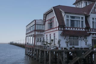 Club de Pescadores: la historia del castillo belga para comer al lado del río