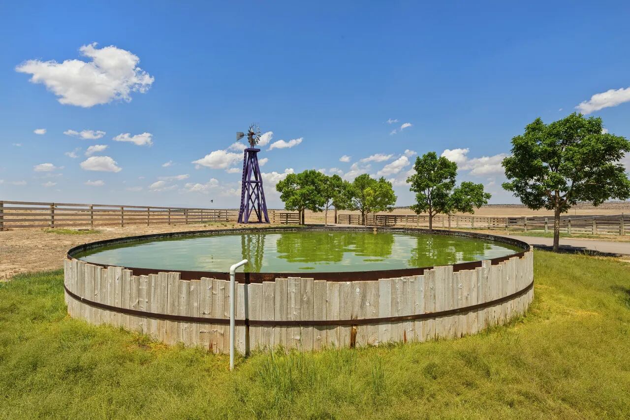 Un tanque de agua australiano en Zorro Ranch (foto: realtor.com)