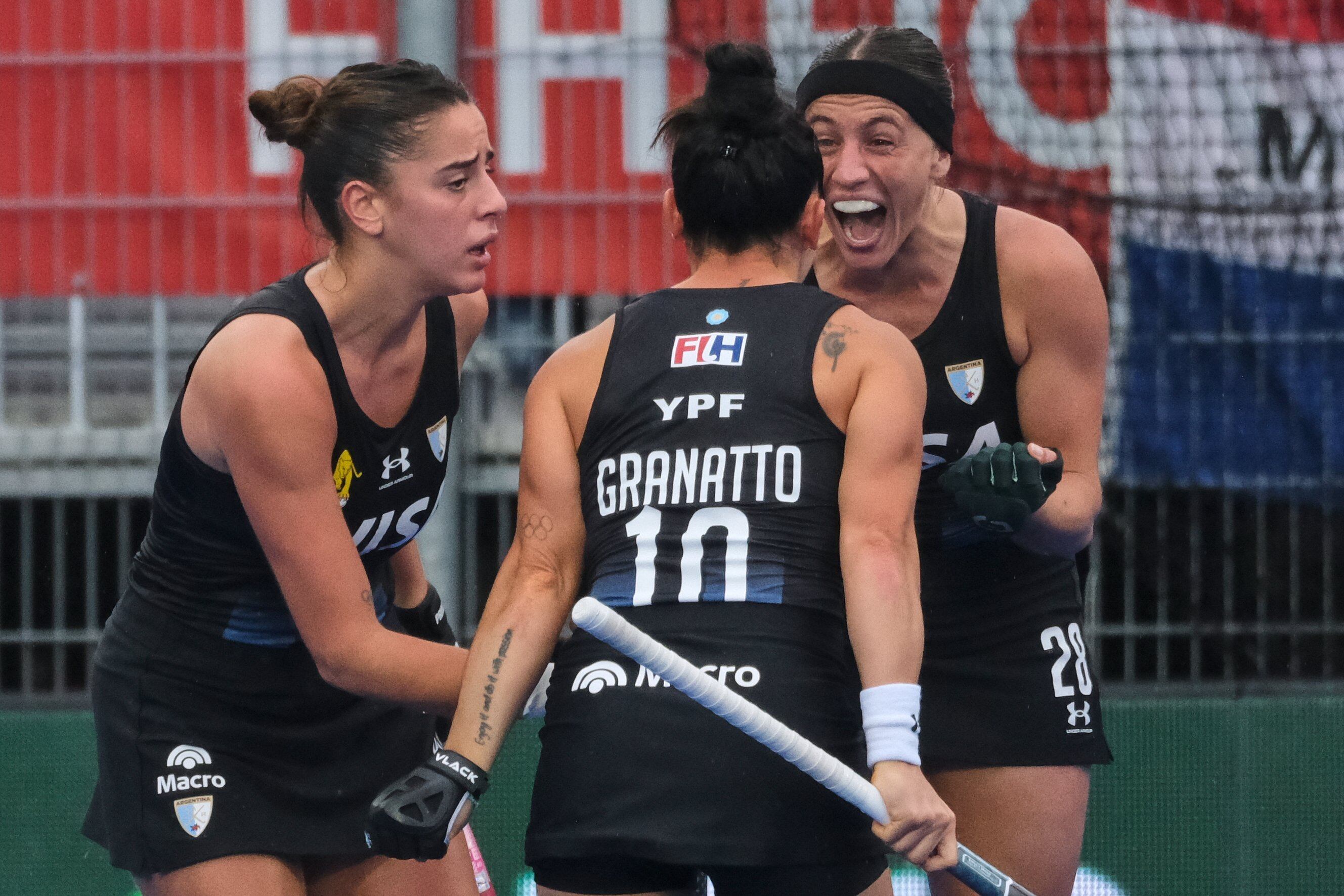 El festejo de María Granatto en el gol del empate en la final ante Países Bajos, en compañía de Zoe Díaz y Julieta Jankunas