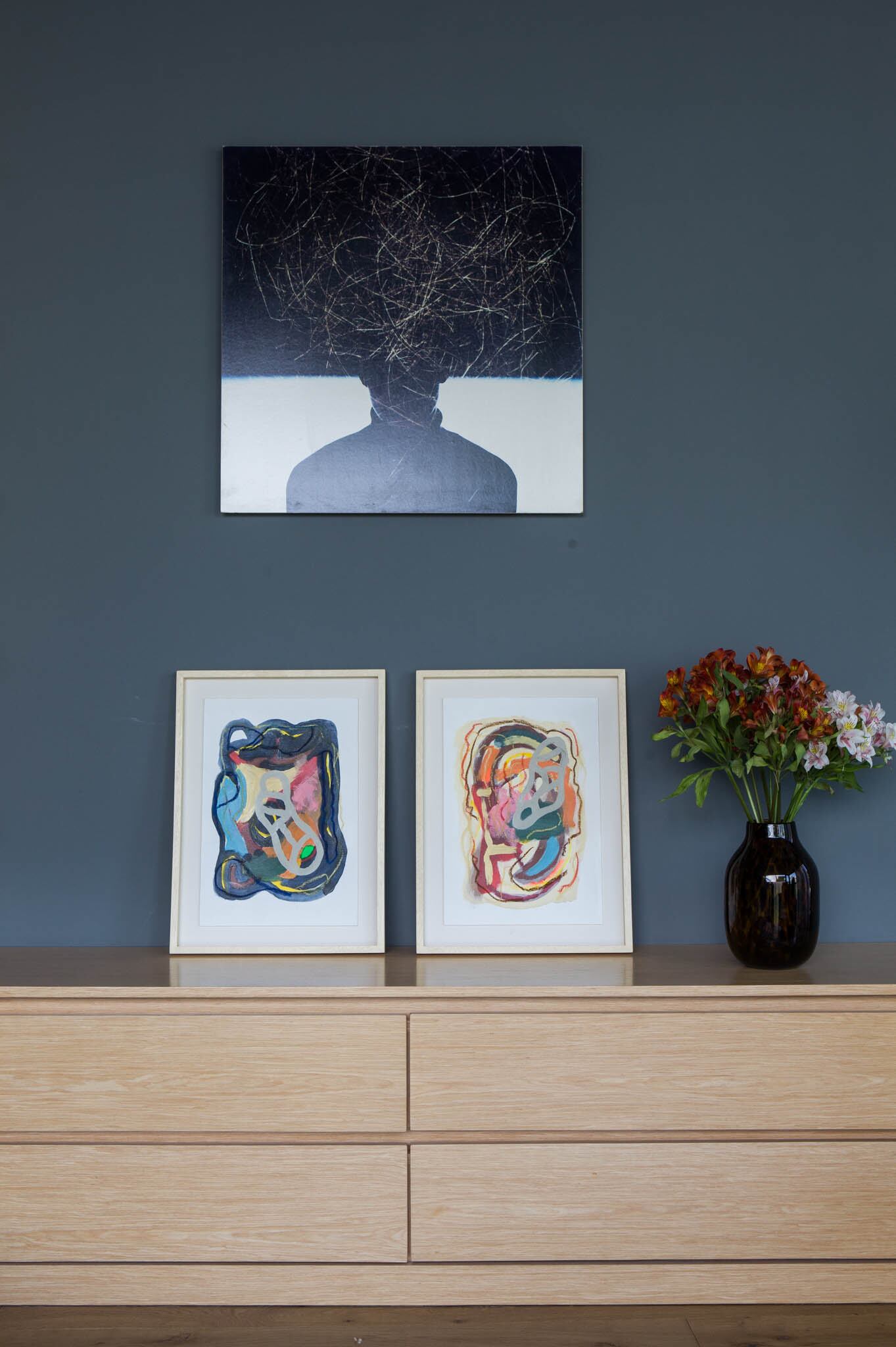 Obras de Alec Franco. El gris de las paredes es siempre el mismo: SW7068, de Sherwin-Williams