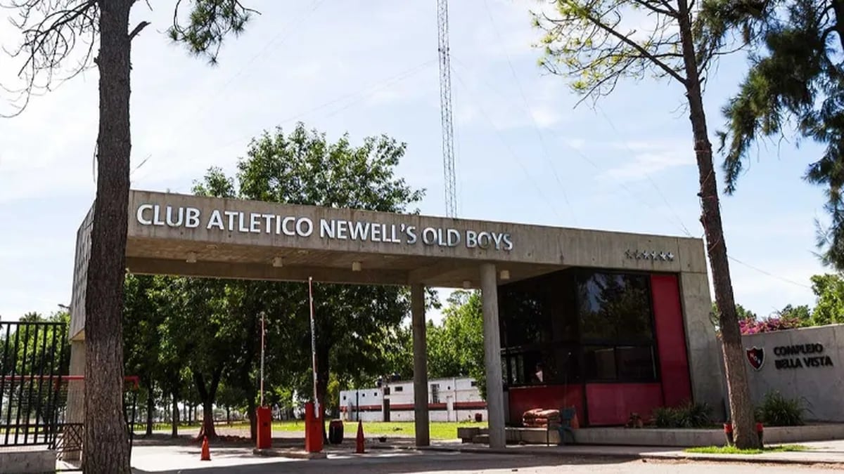 Violencia en Rosario: incendiaron el auto de un jugador de Newell’s y dejaron una bandera con una amenaza