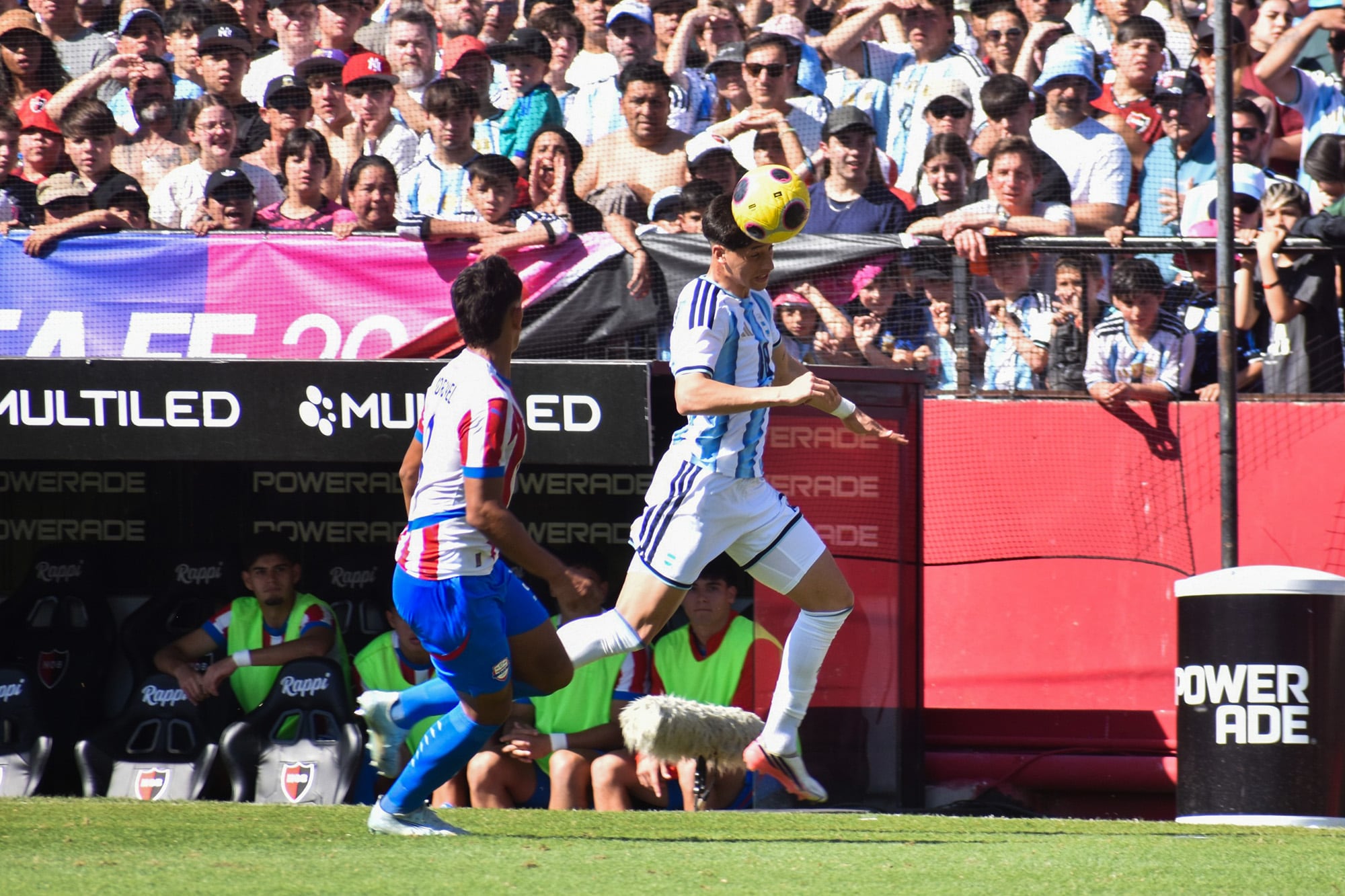 Franco Domínguez cabecea la pelota