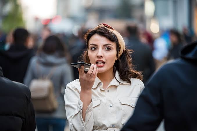 Qué sucede si el celular escucha tus conversaciones
