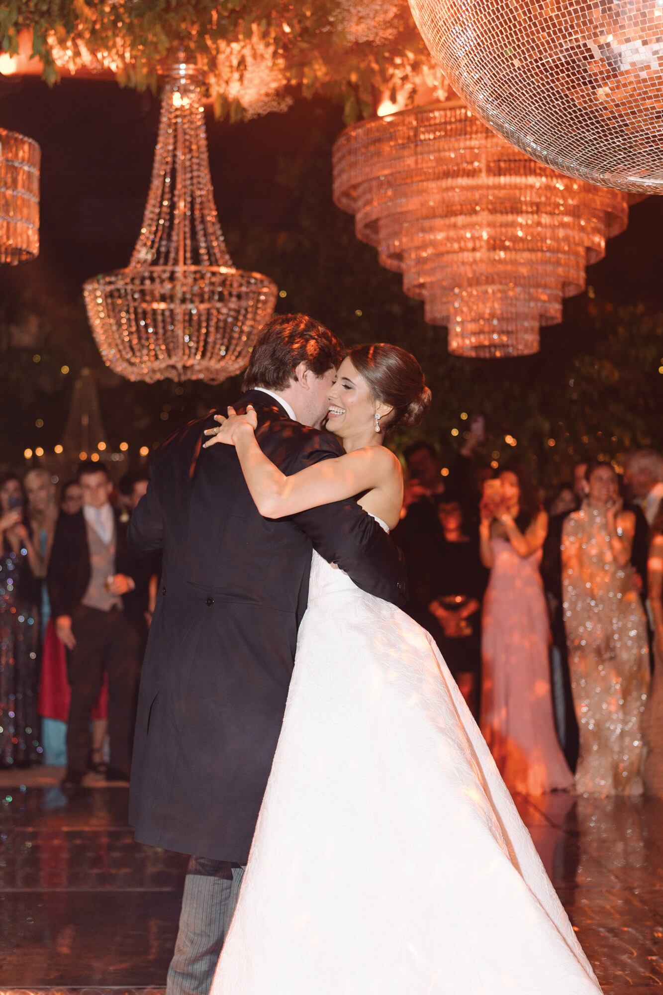 El momento del vals, con los novios en el centro de la pista.