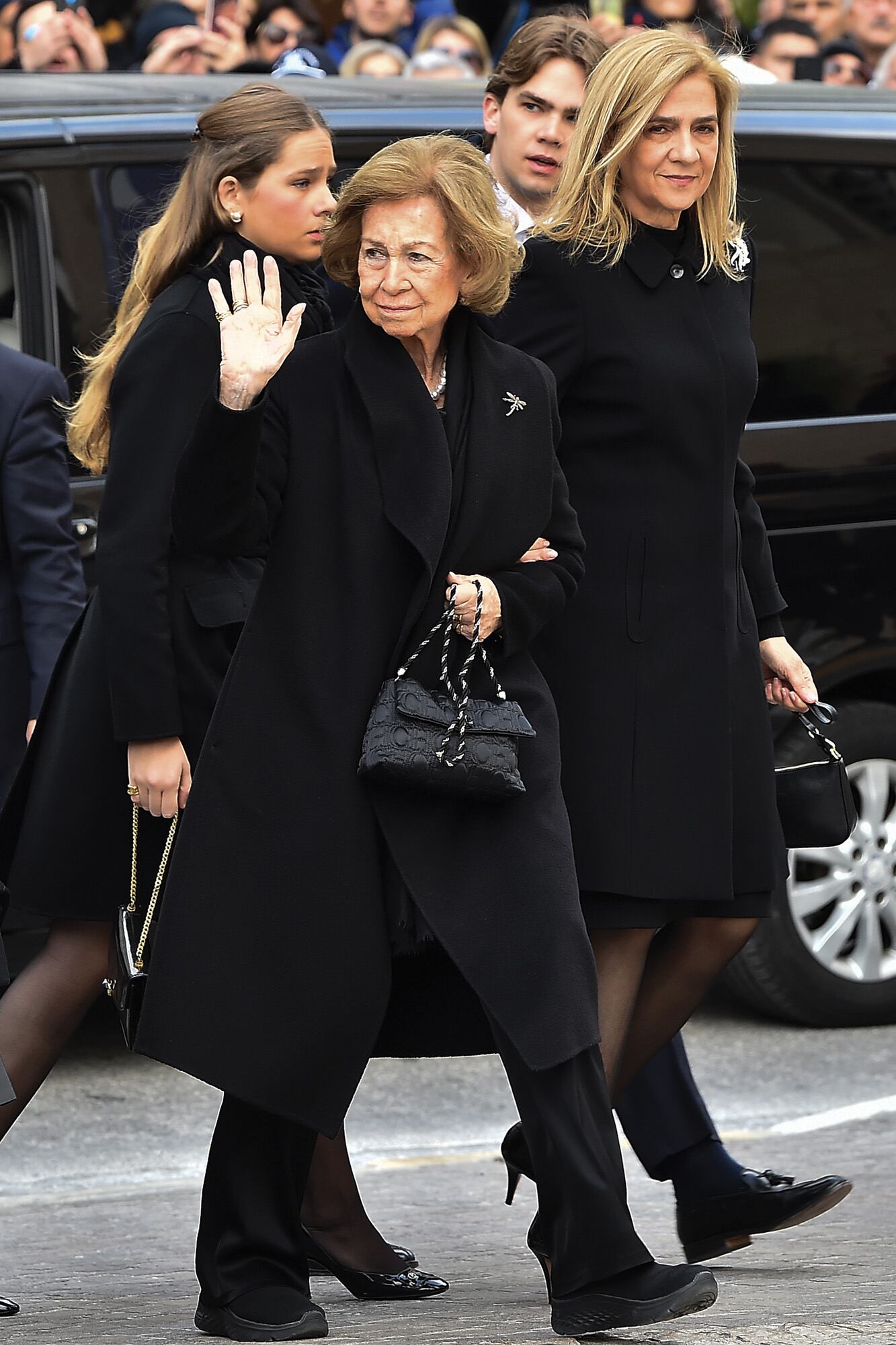 Irene Urdangarin, la reina Sofía, Miguel Urdangarin y la infanta Cristina arriban a Atenas para la ceremonia fúnebre
