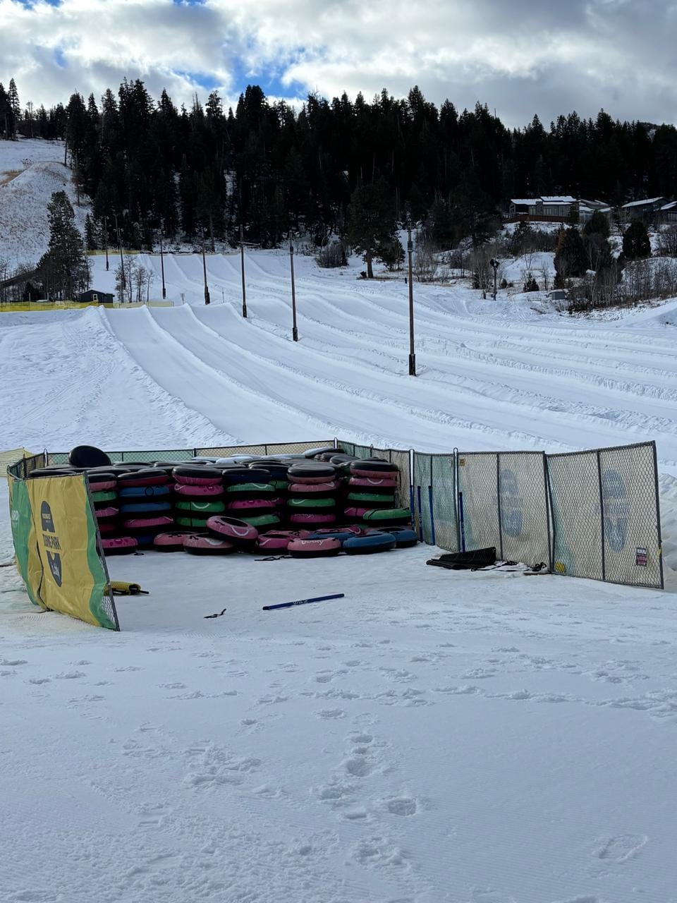 Como alternativa al esquí, el tubing es una actividad que consiste en tirarse por una pista nevada sentado en una especie de rueda inflable gigante