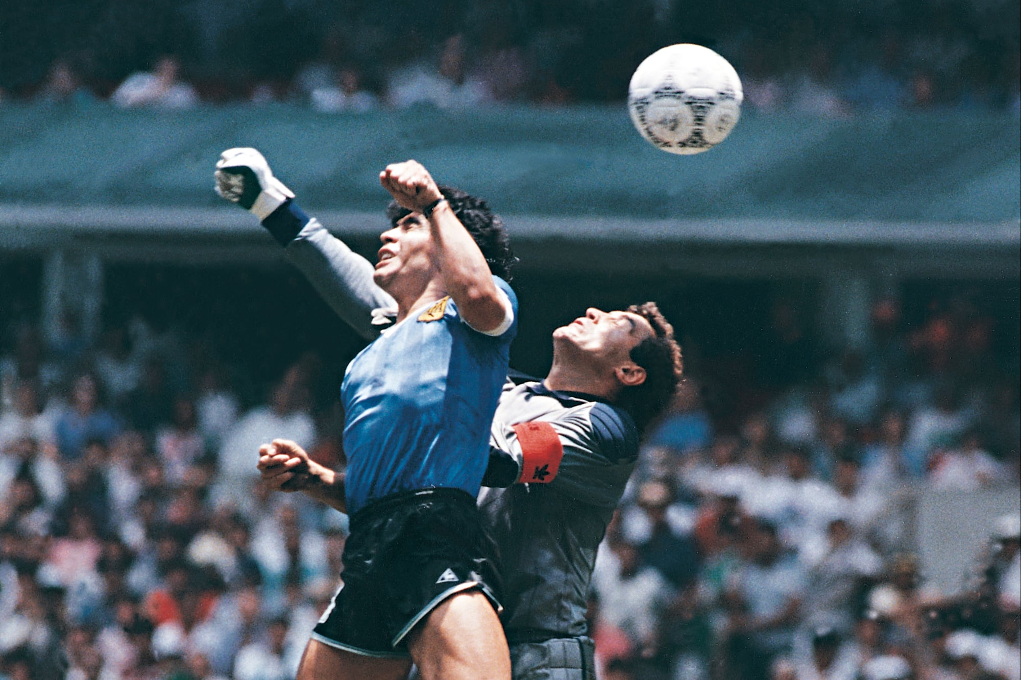 Subastan la pelota con la que Diego Maradona le hizo el gol con la mano a Inglaterra en 1986