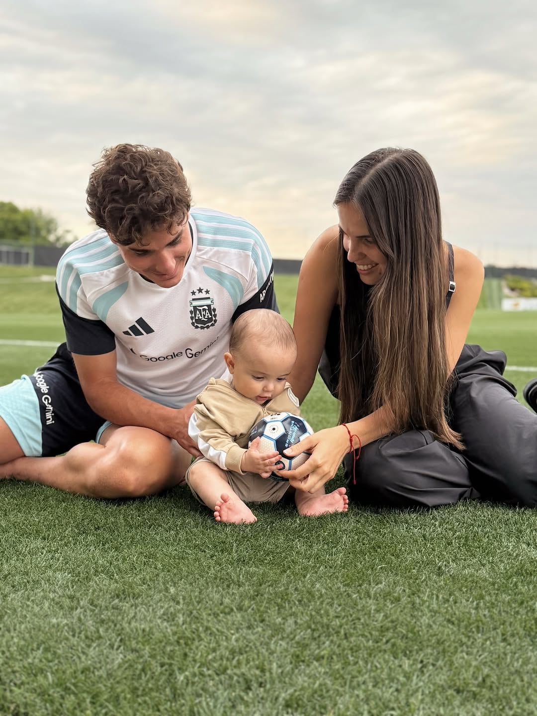 La familia disfrutó de un momento distendido en la concentración (Foto: @emiliafferrero)