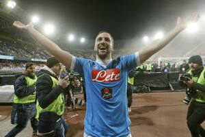 Napoli es líder con los goles del Pipita Higuaín: hizo dos para otro triunfo y l