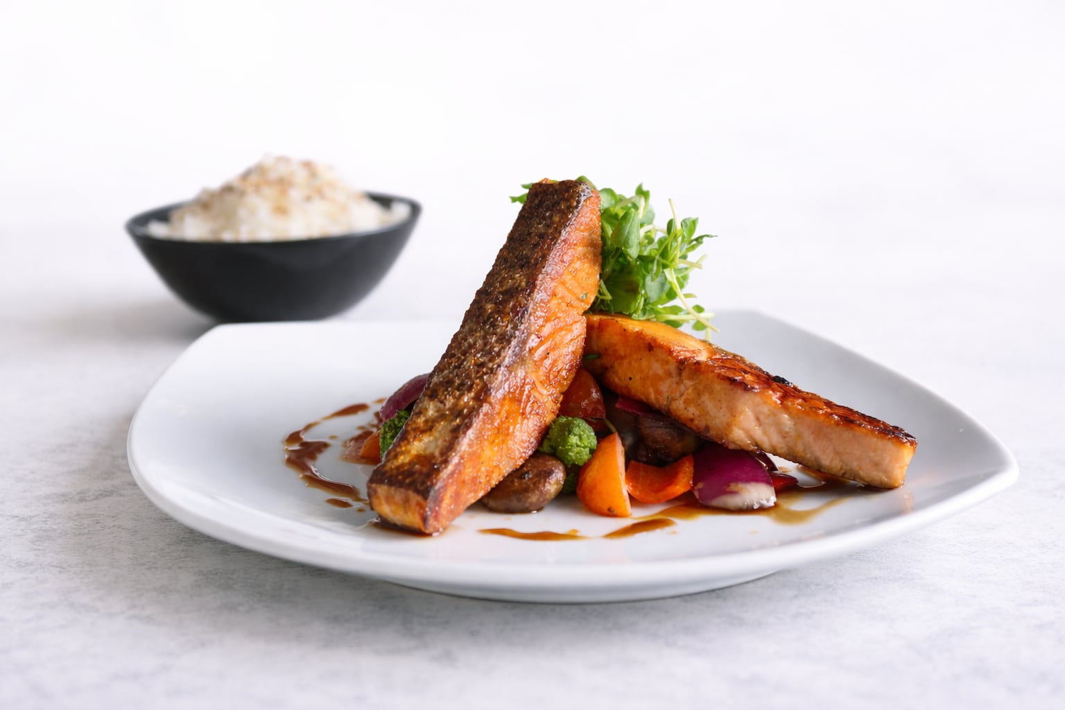 Estos son los alimentos que ayudan a mitigar los efectos de la apnea del sueño 6 El salmón, las sardinas y el atún son fuentes ricas en omega-3