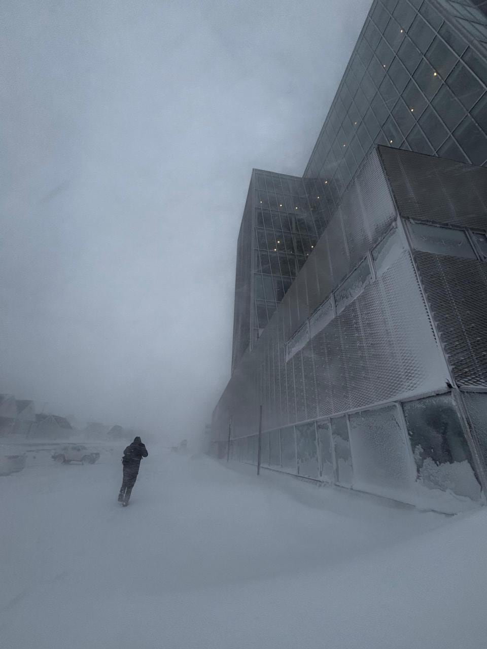 Tres mil dólares de sueldo, 100 por transporte y comida cara: de Puerto Deseado a vivir en el país que está en la mira de Estados Unidos
