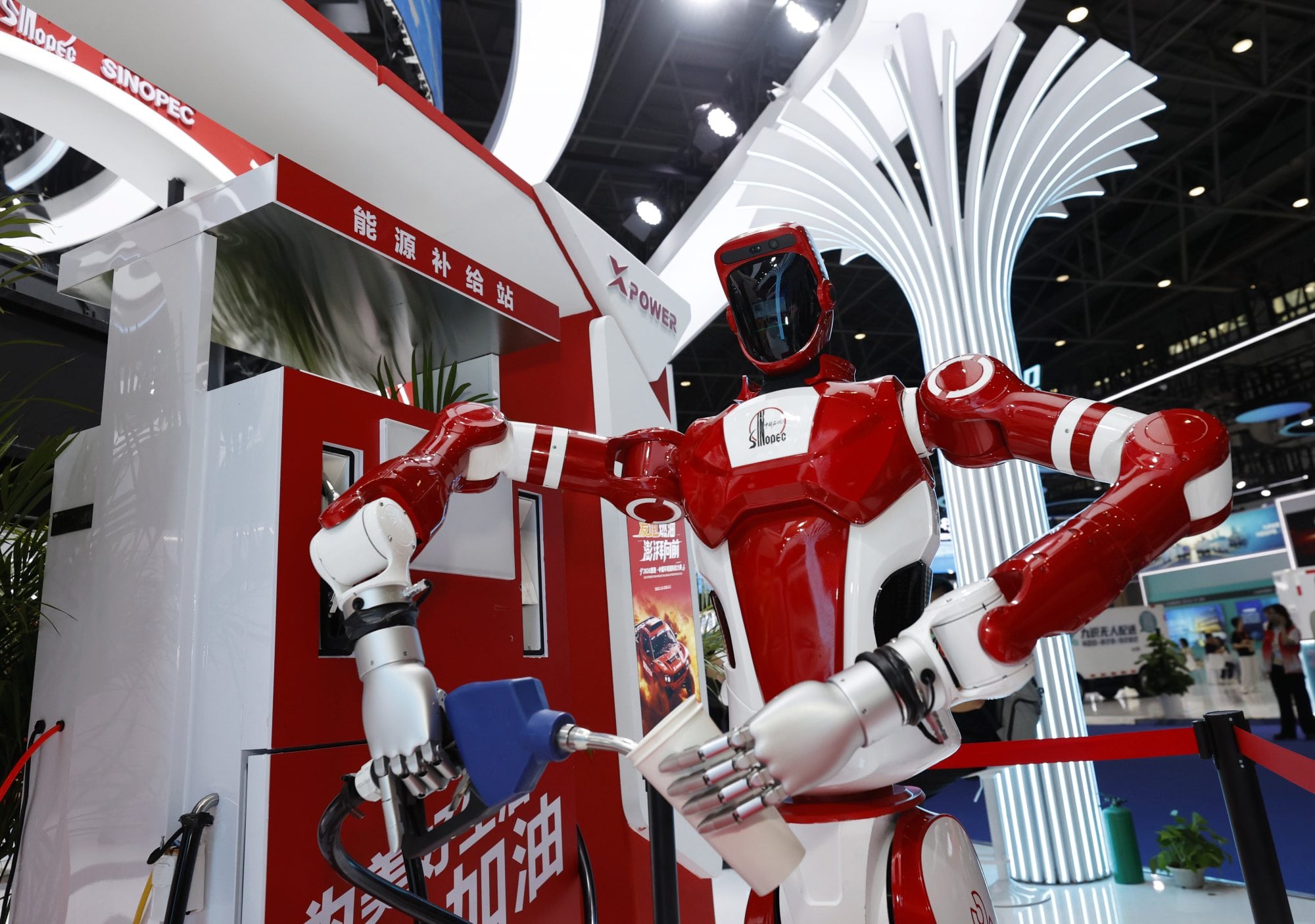 Un robot de la Corporación Petroquímica de China realiza una simulación de repostaje durante la sexta Exposición Internacional de Productos de Consumo de China, en Haikou, en abril de este año