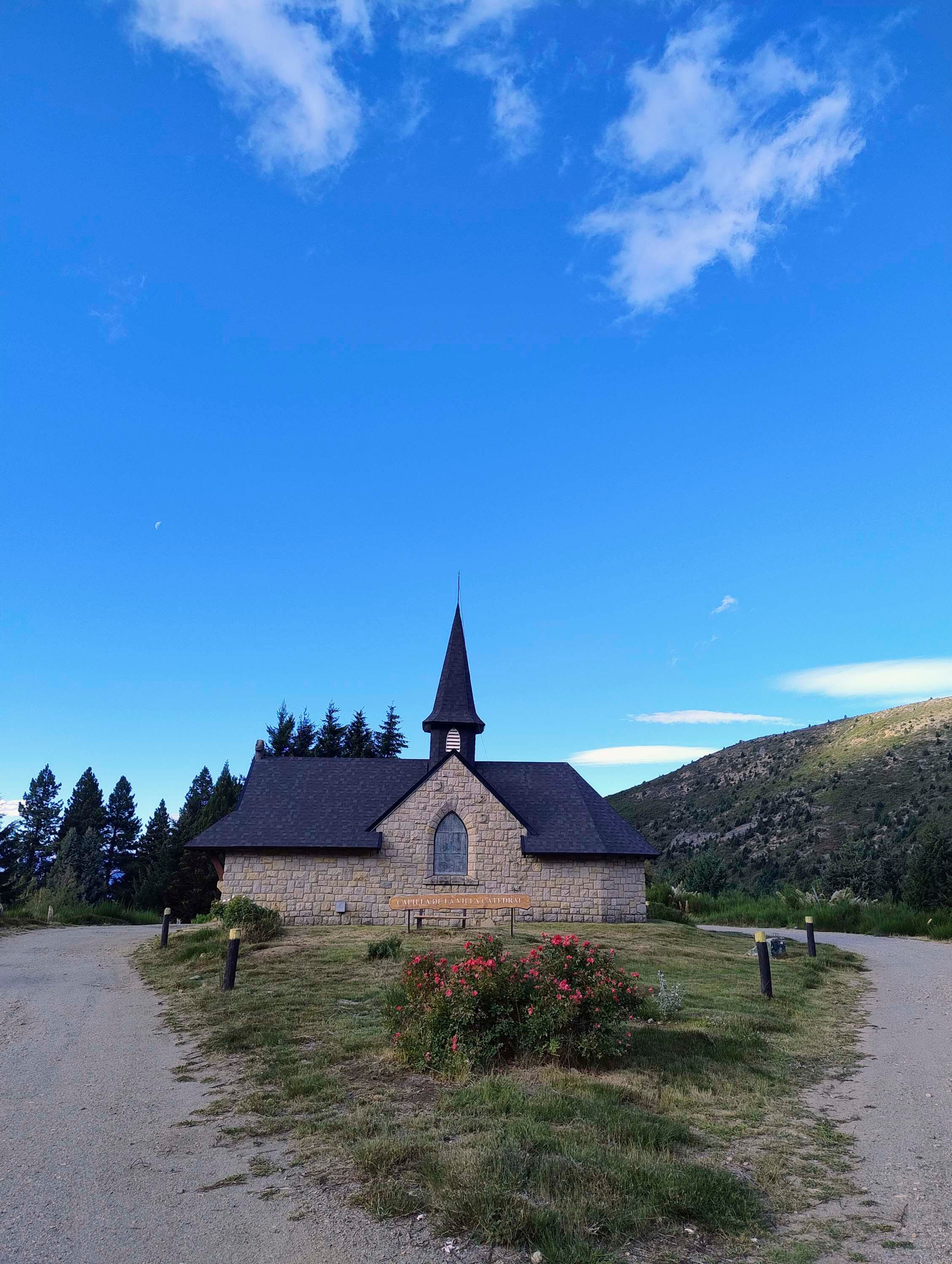 Capilla firmada por Bustillo que es parte de Villa Cerro Catedral, donde la casa de Minnie fue pionera.