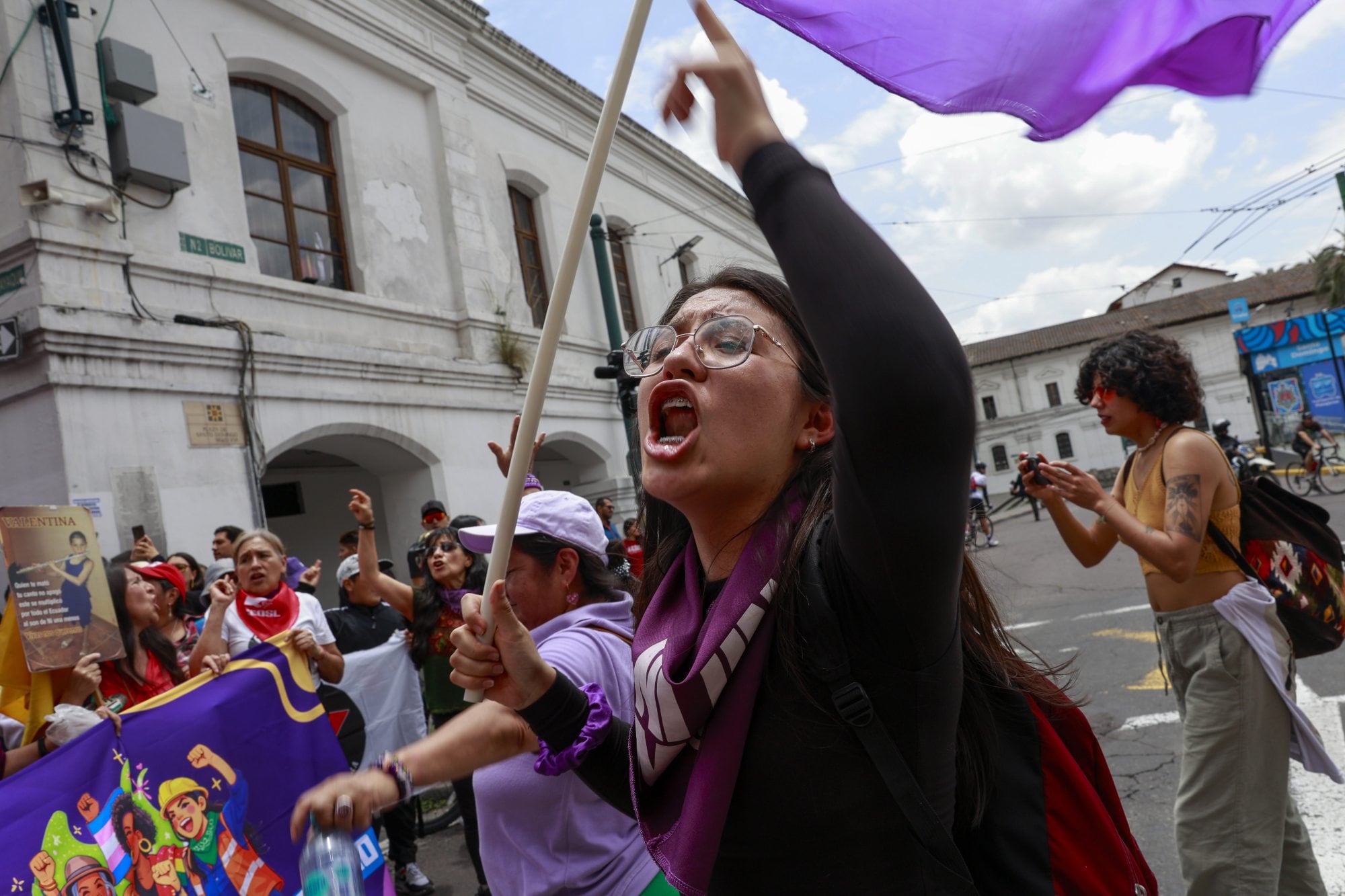 Mujeres asisten a una marcha con motivo del Día Internacional de la Mujer, en el Centro Histórico de la ciudad de Quito, capital de Ecuador, el 8 de marzo de 2026