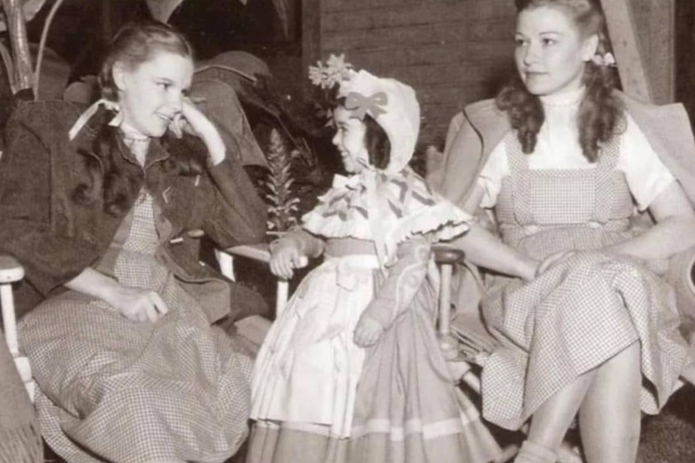 Judy Garland y Caren Marsh Doll, con la misma ropa, en un descando de las grabaciones de El mago de Oz, donde la segunda fue la doble de cuerpo de la primera